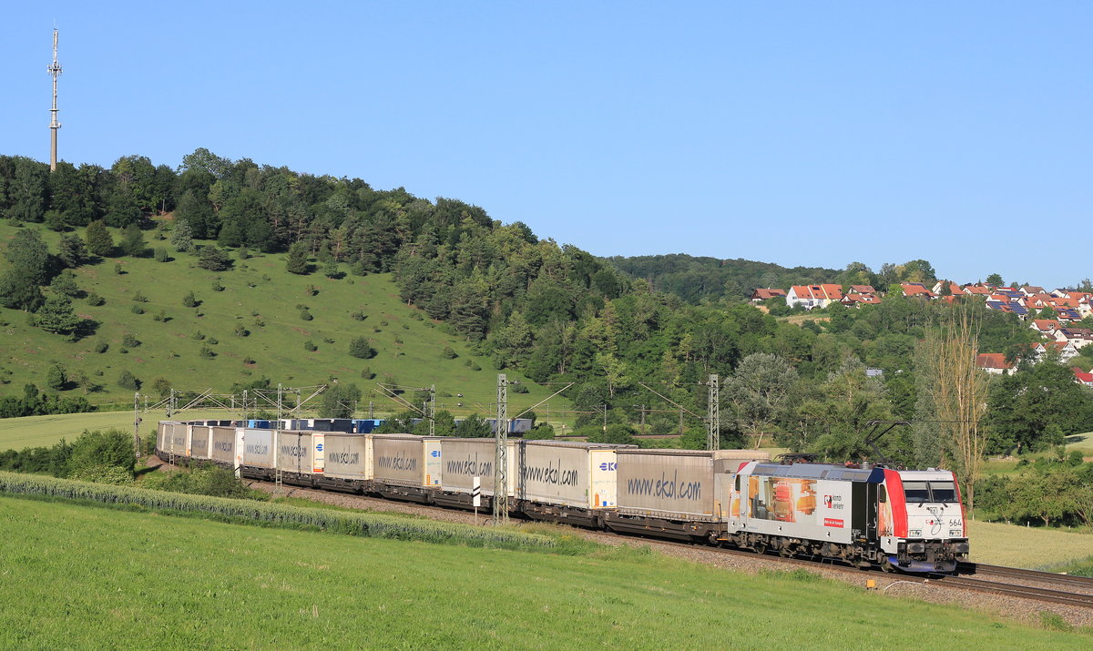Am 28.06.2019 zieht 185 664 von kombiVerkehr zwischen Lonsee und Urspring einen KLV-Ganzzug mit Aufliegern der türkischen Spedition Ekol. 