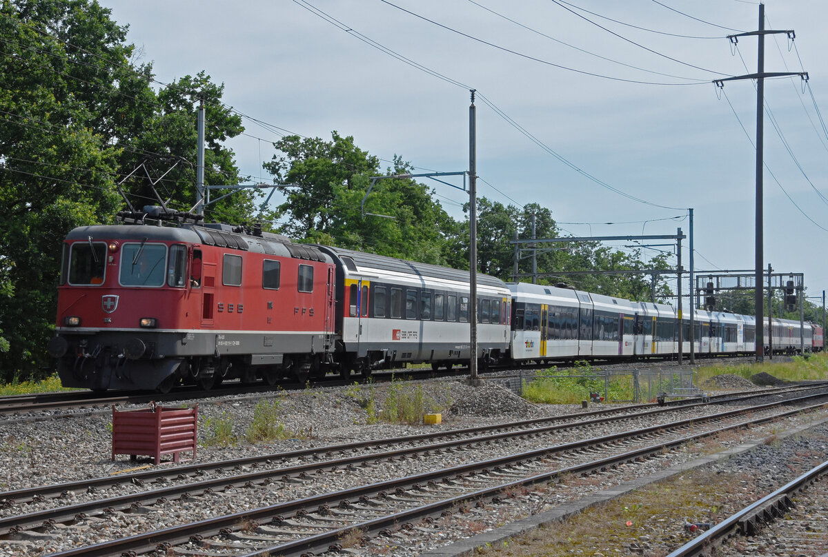 Am 28.06.2021 bringt die Re 4/4 II 11114 drei GTWs von Thurbo zum Abbruch nach Kaiseraugst. Es sind dies: RABe 526 687-9, 526 686-9 und 526 682-0. Mit im Zug sind noch drei erste Klasse Personenwagen und die Re 4/4 II 11109.