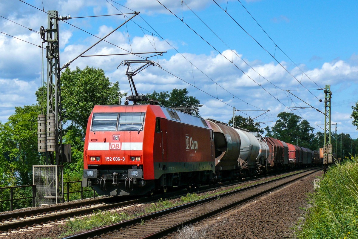 Am 28/07/2009 zog 152 006-3 einen gemischten Güterzug durch Ariendorf Richtung Süden.