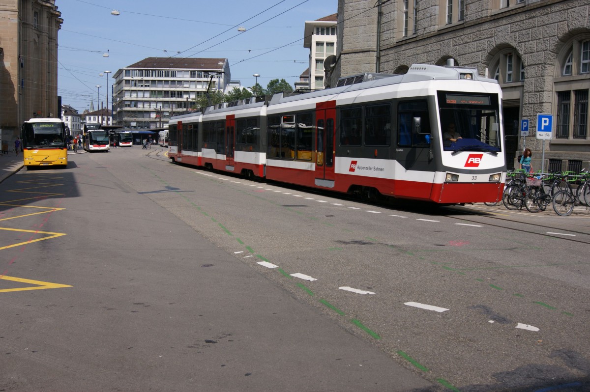 Am 28.07.2014 fährt Tw 33 der Trogener Bahn über den Bahnhofsplatz in St. Gallen und erreicht gleich den Nebenbahnhof.