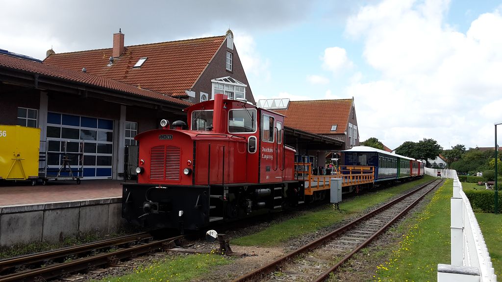 Am 28.07.2015 steht ein Zug der Langeooger Inselbahn zur Abfahrt bereit.
