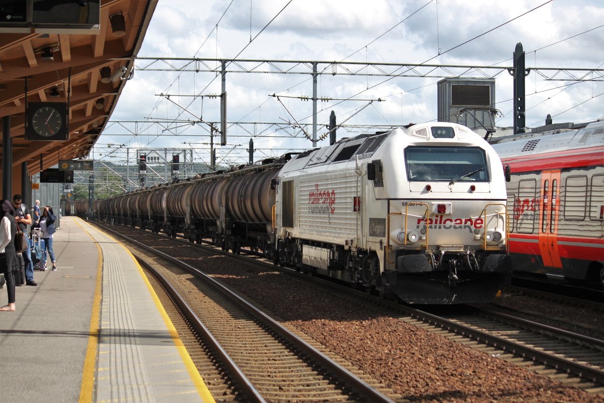 Am 28.07.2017 durchfährt eine Euro4000 von Railcare mit einem Kesselwagenzug den Bahnhof Lillestrøm in Richtung Süden.
