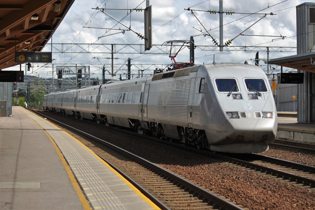 Am 28.07.2017 durchfährt Snabbtåg 625 aus Stockholm den Bahnhof Lillestrøm nördlich von Oslo.