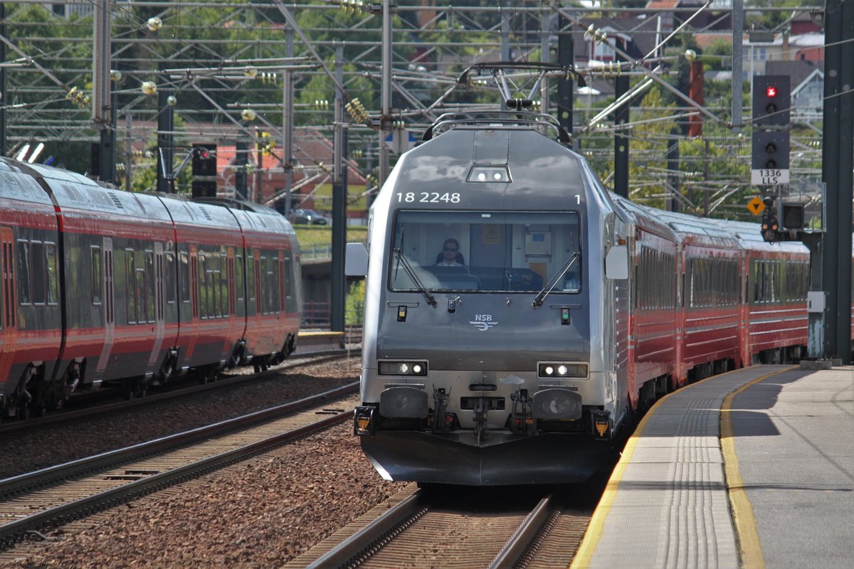 Am 28.07.2017 erreicht Reg45 nach Trondheim den Bahnhof Lillestrøm.