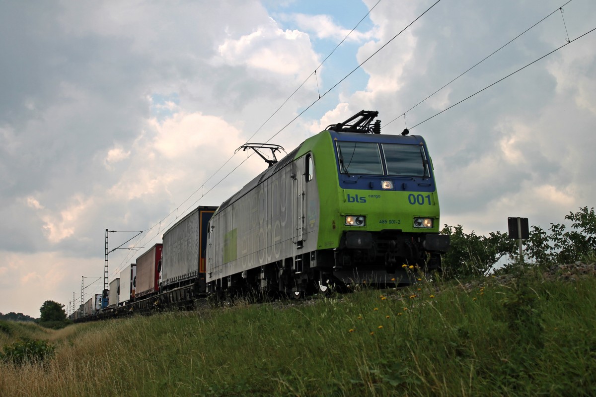 Am 28.08.2013 bespannte die BLS Cargo Re 485 001-2  Haltingen  eine RoLa (Rollende Landstraße) von Novara nach Freiburg (Brsg) Gbf. Sie übernahm den Zug in Domodossola und befördert ihn bis zum ENdbahnhof. Hier sieht man die erstgebaute Re 485 auf der KBS 703 nördlich von Müllheim (Baden) kurz vor ihrem Ziel.