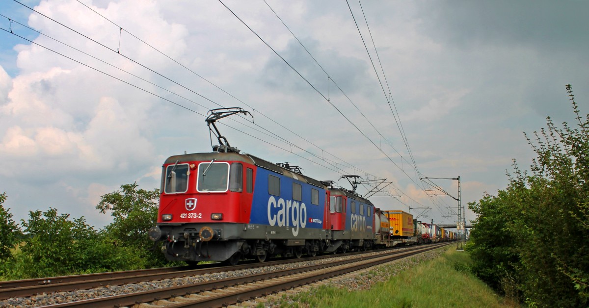 Am 28.08.2013 fuhr die SBB Cargo Re 421 373-2 zusammen mit der Re 421 385-6 und einem langem Containerzug an Hügelheim gen Schweiz vorbei.