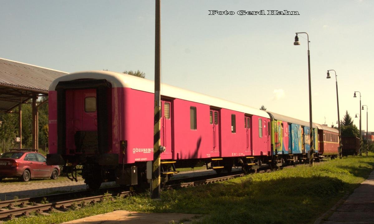 Am 28.08.2014 stand im Bahnhof Cesky Krumlov dieser  Kinderspielzug !
Die Garnitur bestand aus einem Packwagen, einem Kinder Kino Wagen und einem alten Bufett Wagen. Der vorn zu sehende rosa farbene Gepäckwagen trug die Nummer
CZ-CD 635499-29208-7 D. Die anderen Wagennummer gebe ich bei den jeweiligen dazugehörigen Fotos ein.