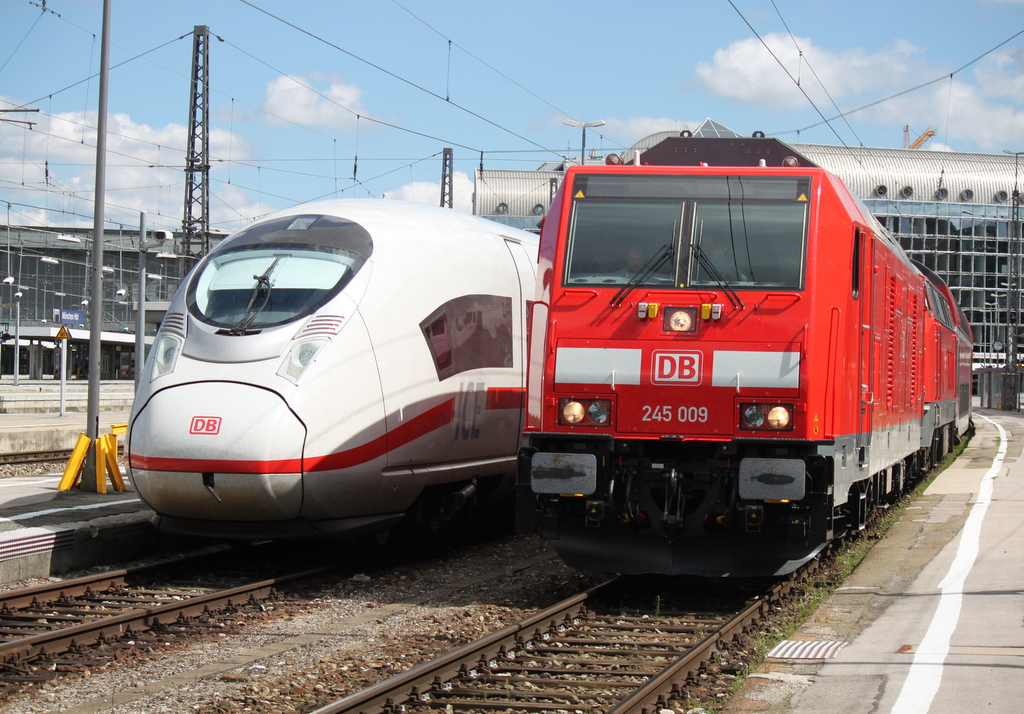 am 28.08.2014 traf die neue 245 009 im Bahnhof Mnchen auf den 
ICE Velaro D. 