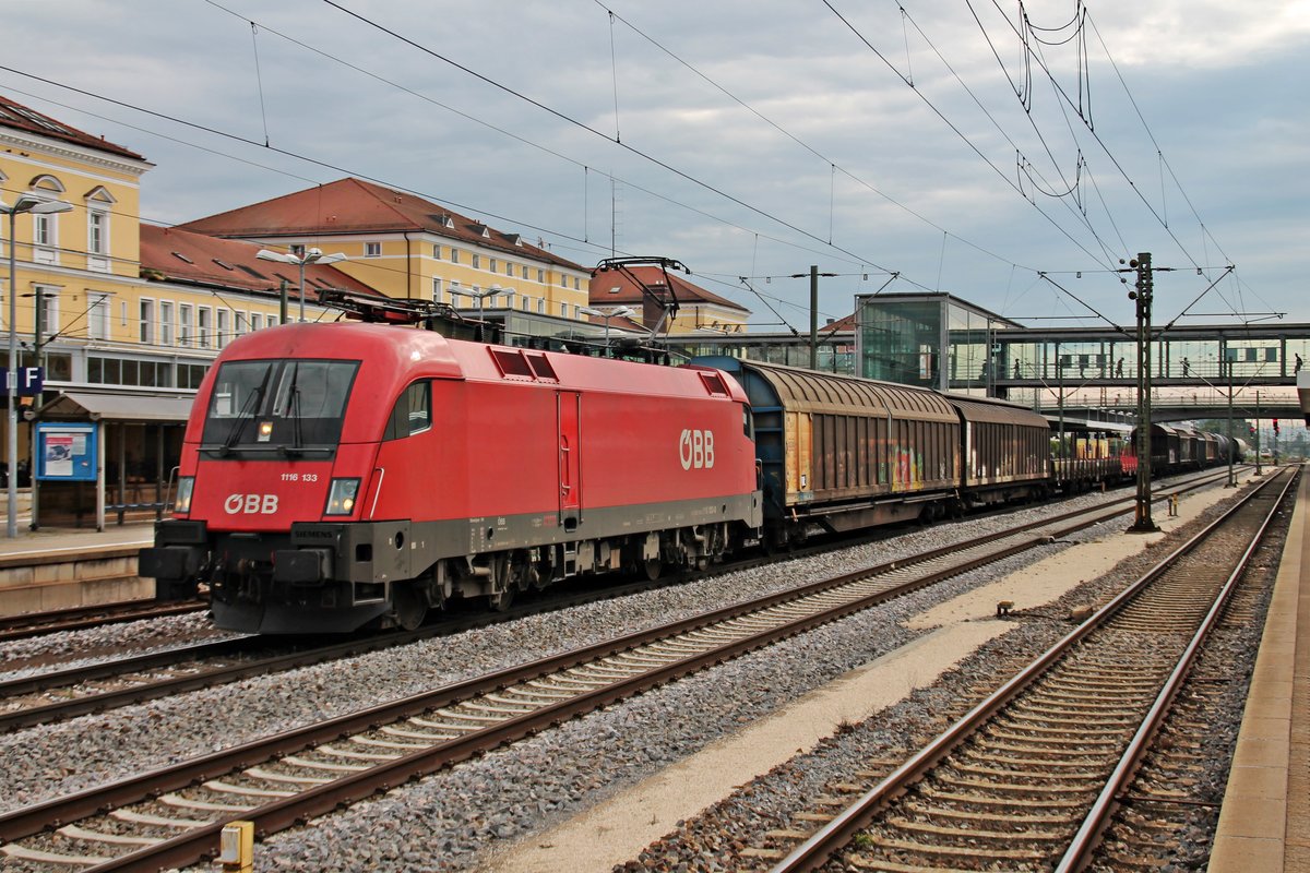 Am 28.08.2015 bespannte 1116 133 einen gemischten Güterzug nach Nürnberg Rbf, als sie durch Regensburg Hbf in Richtung Norden fuhr.