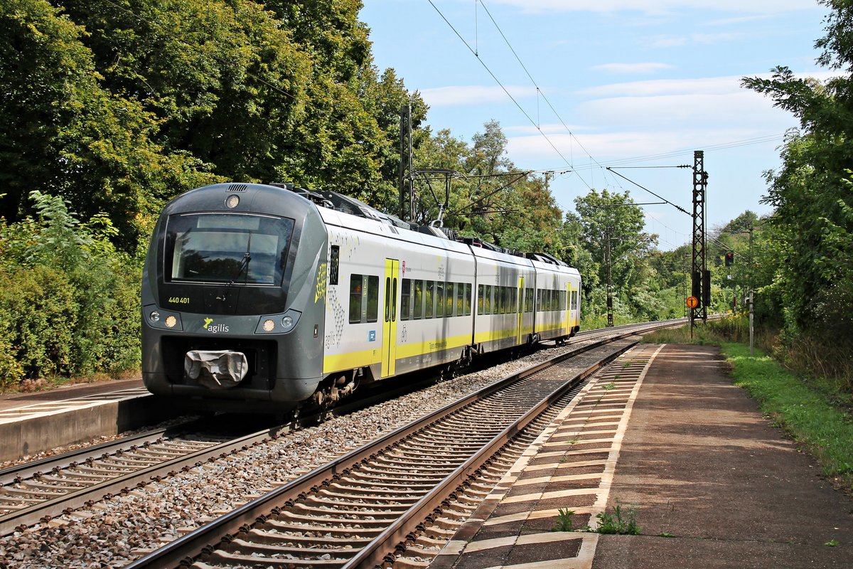 Am 28.08.2015 fuhr agilis 440 401  Straubing  als ag (Plattling - Neunmarkt (Oberpf)) an den Bahnsteig in Etterzhausen.