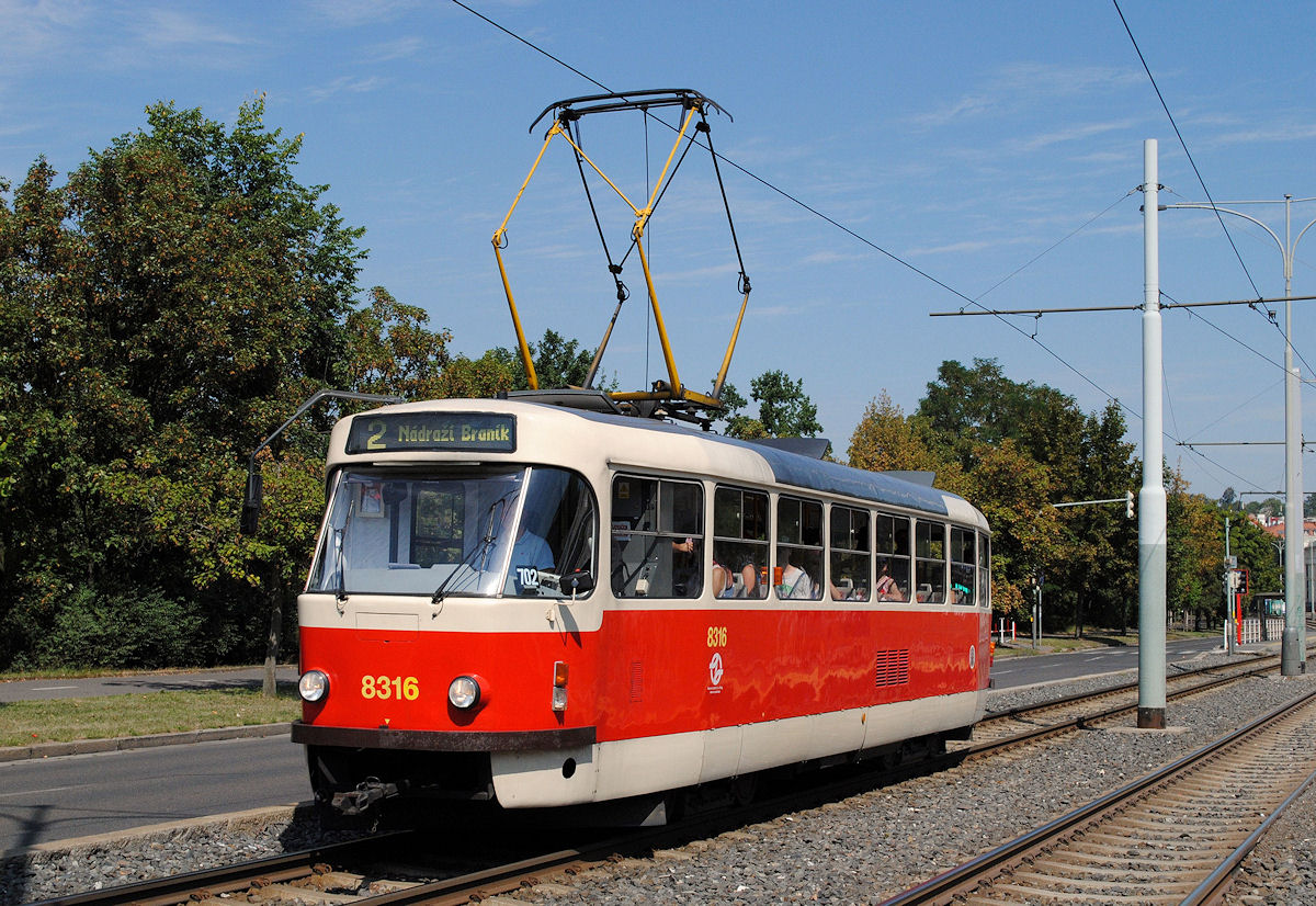Am 28.08.2016 kam es zu einer Neuordnung des Liniennetzes der Straßenbahn, unter anderem wurde auch die Liniennummer 2 wieder eingeführt. T3R.P 8316 konnte am Ersttag der Linie 2 am Podolske nabrezi in der Haltestelle Kublov festgehalten werden.