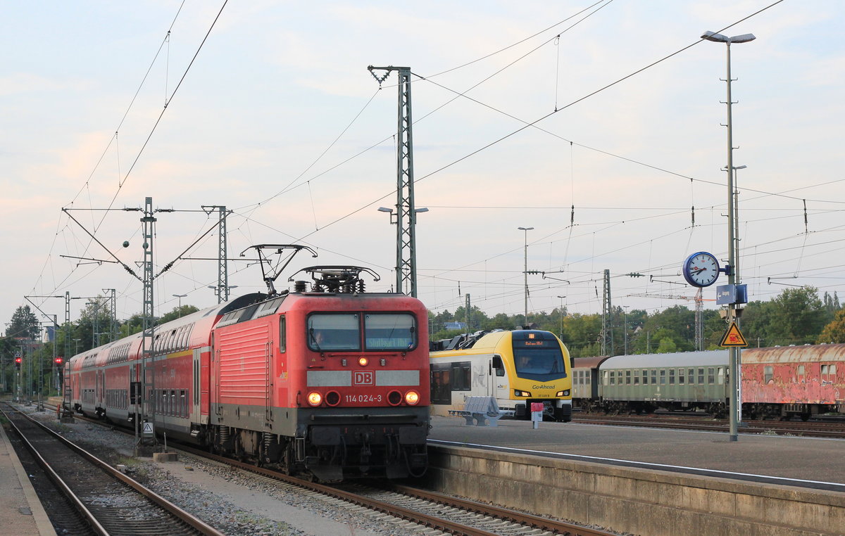 Am 28.08.2019 erreicht 114 028 mit RE Nürnberg-Stuttgart den Bahnhof Crailsheim. 