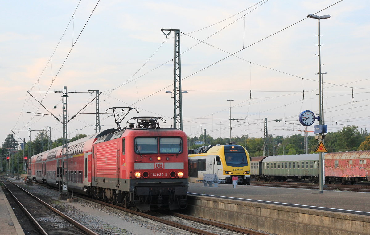 Am 28.08.2019 erreicht 114 028 mit RE Nürnberg-Stuttgart den Bahnhof Crailsheim. 