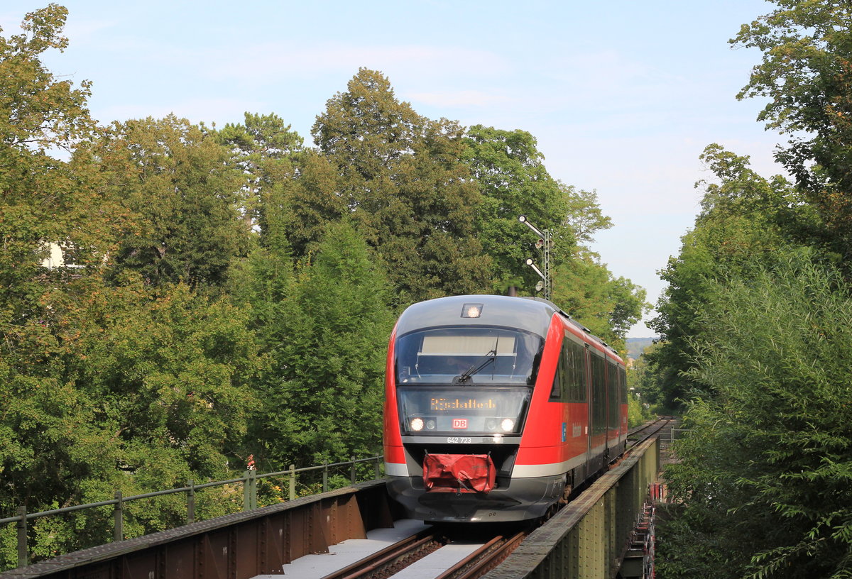 Am 28.08.2019 fährt 642 723 als RE  Main-Tauber-Express  Crailsheim-Aschaffenburg im Bad Mergentheimer Kurpark über die Tauber. 