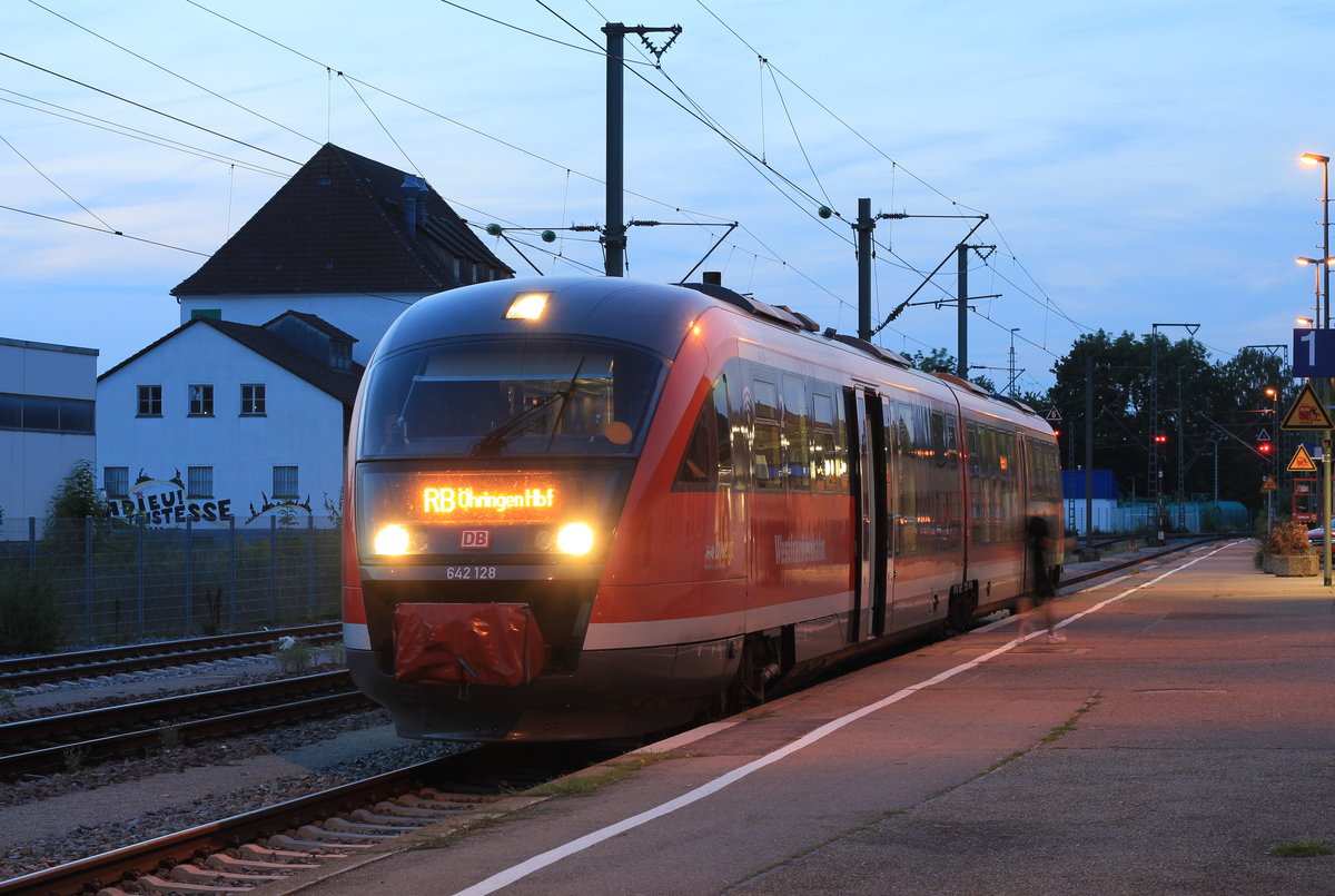 Am 28.08.2019 steht 642 128  Churfranken  als RB nach Öhringen zum Einstieg auf Gleis 1 in Crailsheim bereit. 