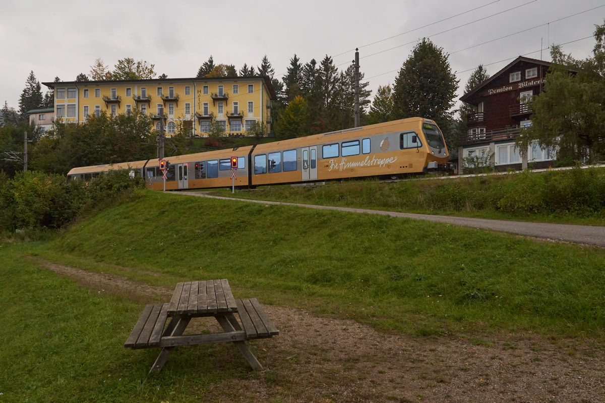 Am 28.08.2021 war eine unbekannte Himmelstreppe als Zug 6808 auf dem Weg von Mariazell nach St. Pölten. Gerade fuhr der Zug in den Bahnhof Winterbach ein.