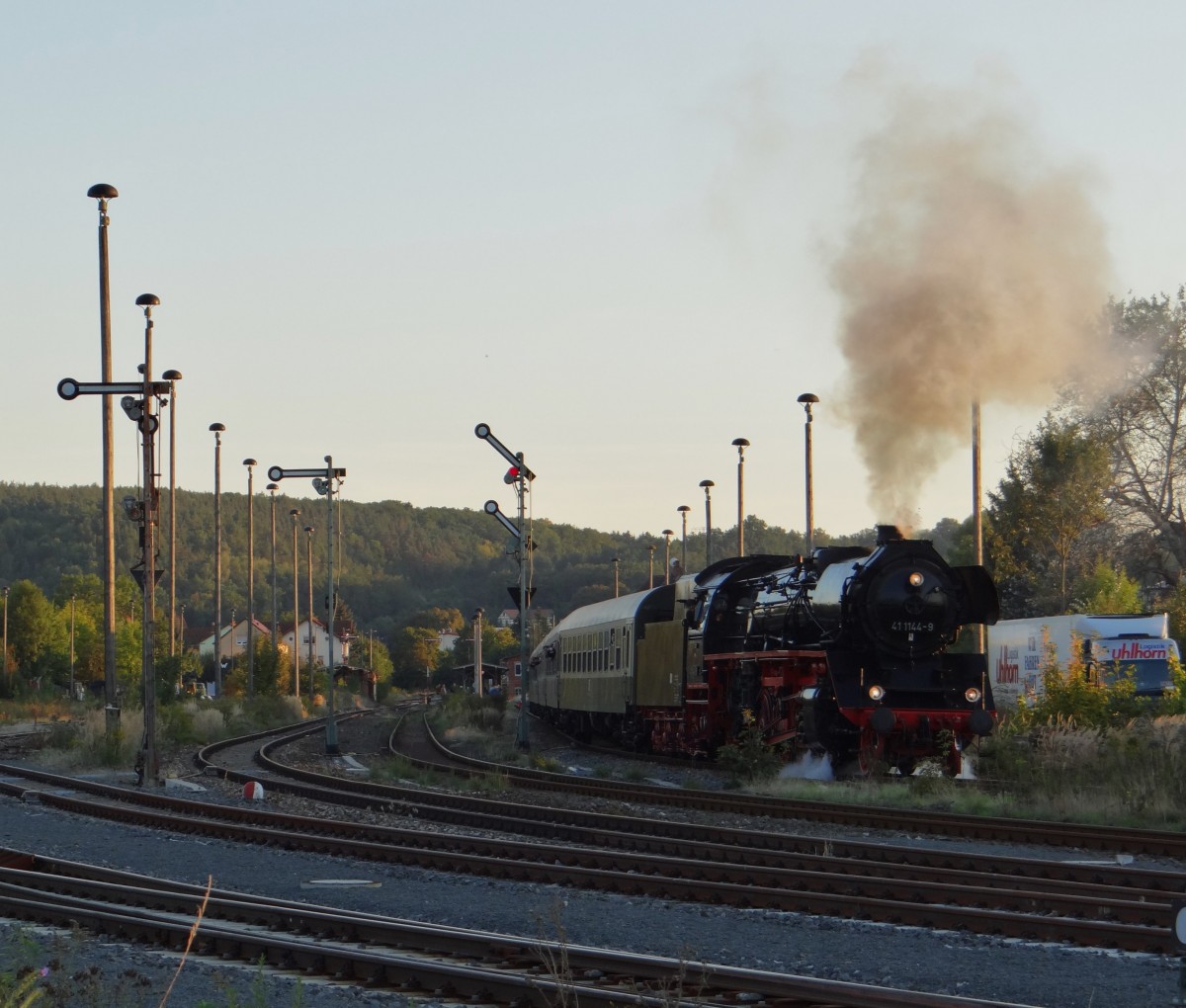 Am 28.09.13 fuhr der Elstertal-Express mit 41 1144 wieder von Gera nach Cheb und zurck. Hier die Ausfahrt in Wnschendorf bei der Rckfahrt.