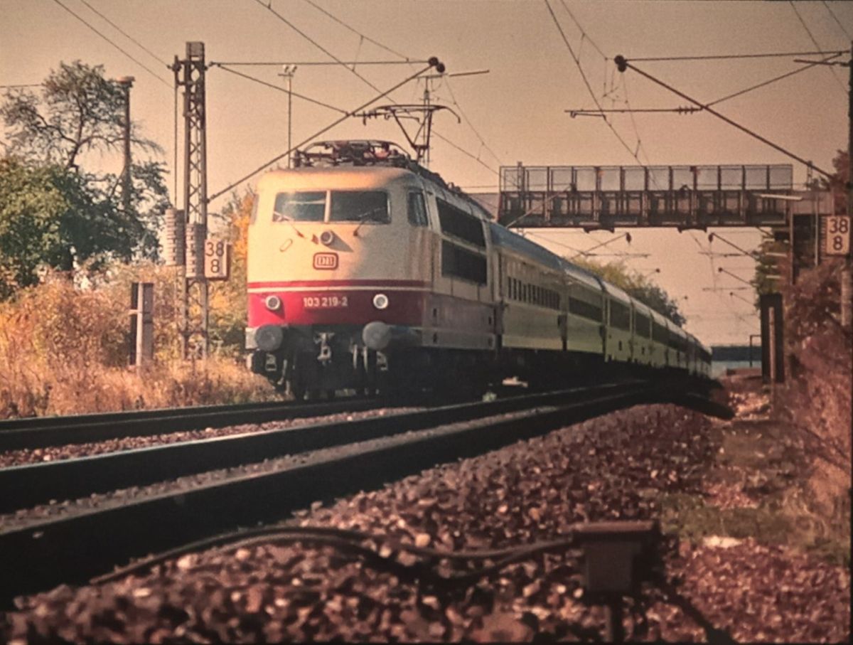 Am 28.09.1990 Kbs 770 Hp Ersingen 103 219-2  IC 811 nach Stuttgart
Ca 7 monate vor Eröffnung der Schnellfahrstrecke Stuttgart-Mannheim
