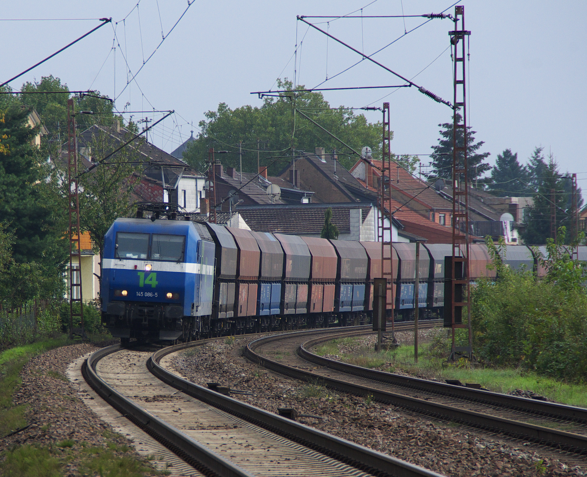 Am 28.09.2013 trug 145 086 noch ihr NIAG Farbkleid, heute ist sie wieder in Schwarz zu sehen. NIAG 14 ist mit einem leeren NIAG Kohlenzug von Neunkirchen (Kraftwerk Bexbach)nach Moers unterwegs, hier in Saarlouis Roden. Bahnstrecke 3230 Saarbrücken - Karthaus