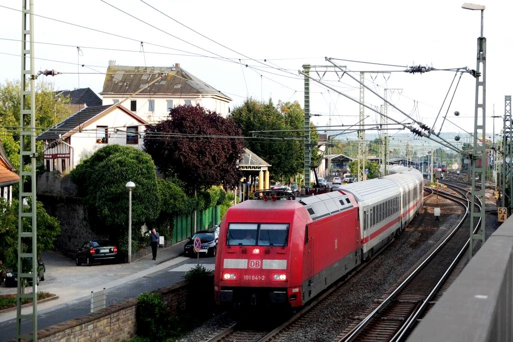 Am 28.09.2013 zieht 101 041-2 den IC 2022 (Frankfurt (m) hbf -  Hamburg Altona). Hier kurz hinter dem Bahnhof Remagen.