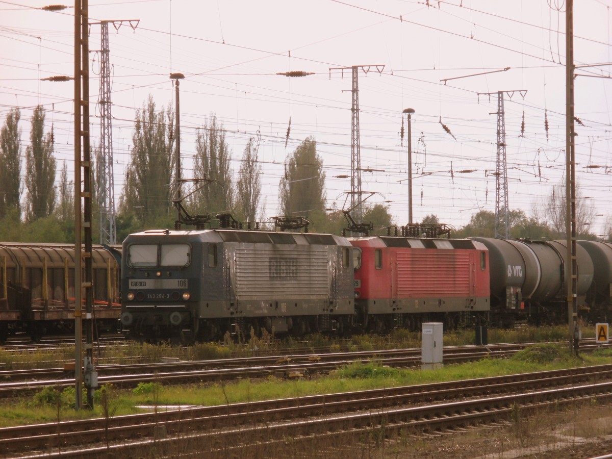 Am 28.09.2014 kamen RBH 106(143 286)und RBH 129(143 249)mit einem Kesselzug aus Richtung Salzwedel nach Stendal und fuhren weiter in Richtung Magdeburg.
