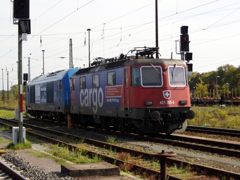 Am 28.09.2014 waren die 253 015-8 von der Press und die 421 395-5 von der SBB Cargo   in Stendal abgestellt das bild wurde von Bahnsteig 5 gemacht .