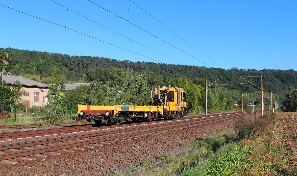 Am 28.09.2015 dürchfährt ein SKL der DB Instandhaltung die Ortschaft von Schöps, er kam aus der Richtung Jena und fährt weiter in Richtung Saalfeld. Aufnahme Endstand am BÜ 38,427. 