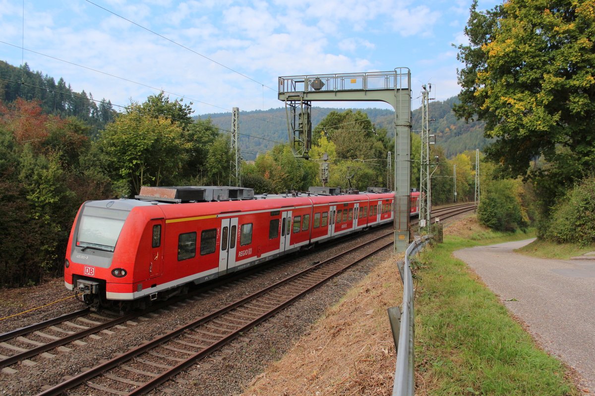 Am 28.09.2017 ist ein RE bei Zwingenberg auf dem Weg nach Mannheim.