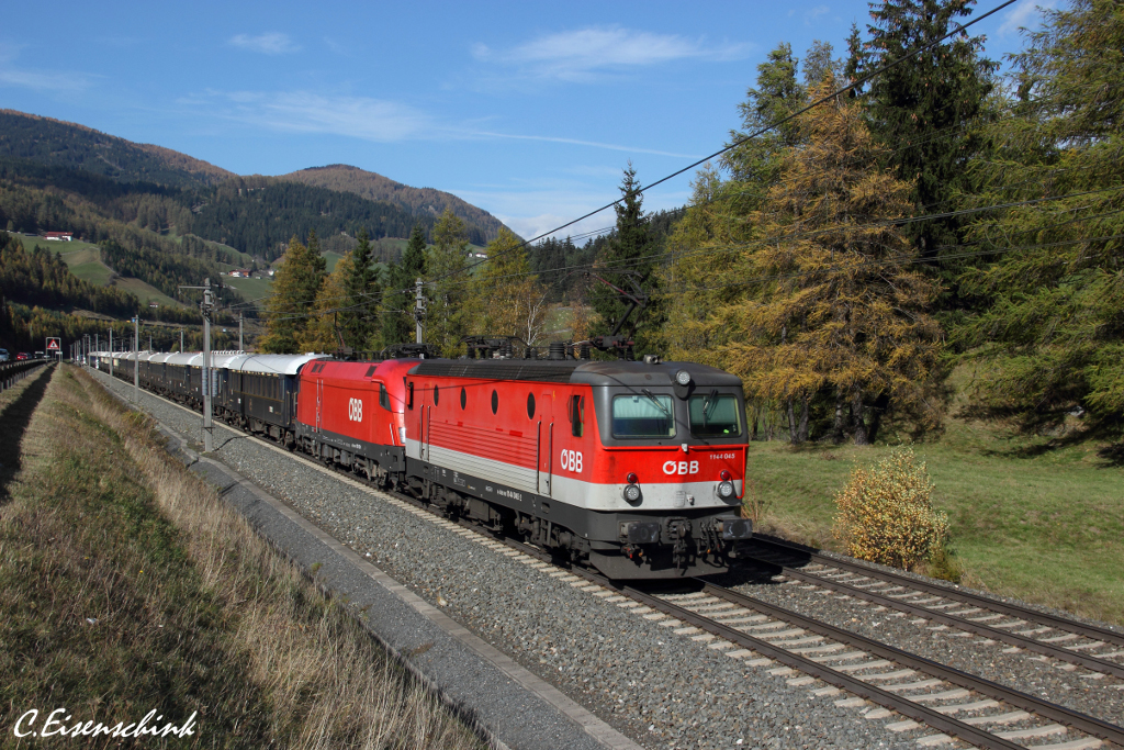 Am 28.10.13 wurde der Orientexpress von der BB 1144 045 und der 1116 118 von Buchs SG bis zum Brenner bespannt.
Hier bei Steinach am Brenner.