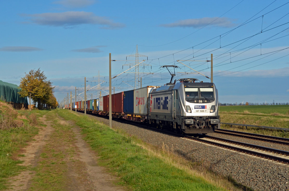 Am 28.10.20 bespannte 187 508 den Metrans-Containerzug von Hamburg nach Leipzig-Wahren. Hier rollt der Zug kurz vor seinem Ziel durch Braschwitz Richtung Halle(S).