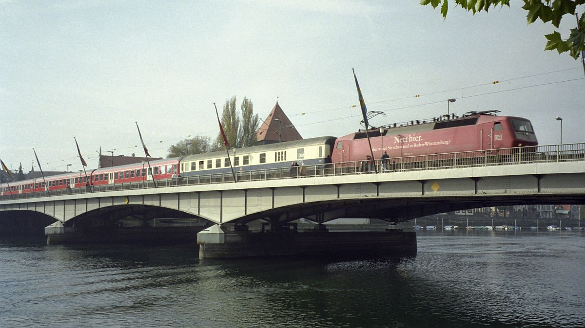 Am 28.10.2001 zieht 120 140-9 kurz nach der Abfahrt in Konstanz die Wagen des IRE 18014 nach Karlsruhe ber die Rheinbrcke.