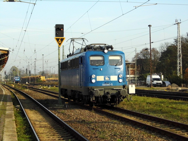 Am 28.10.2014 fuhr die 140 041-5 von der Press aus Stendal nach Borstel bei Stendal . 