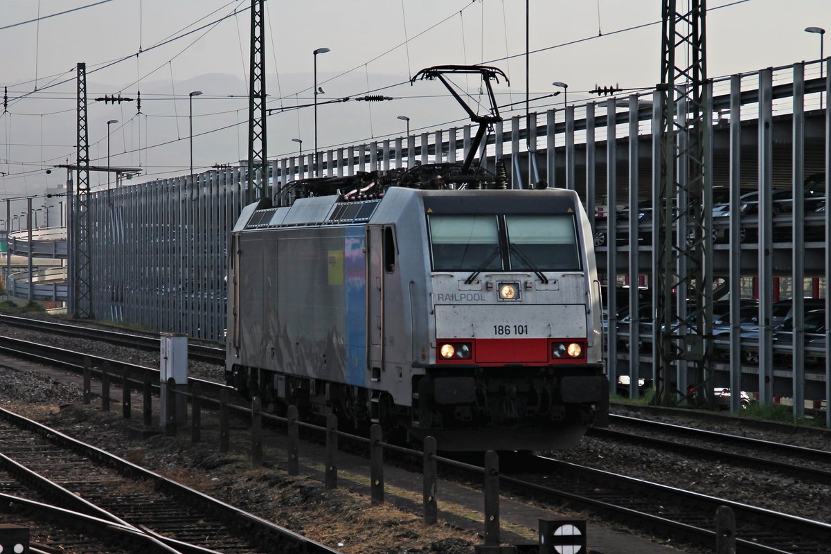 Am 28.10.2015 fuhr Railpool/BLS Cargo 186 101 als Lokzug aus Richtung Rangierbahnhof Muttenz durch Basel Bad Bf gen Norden.