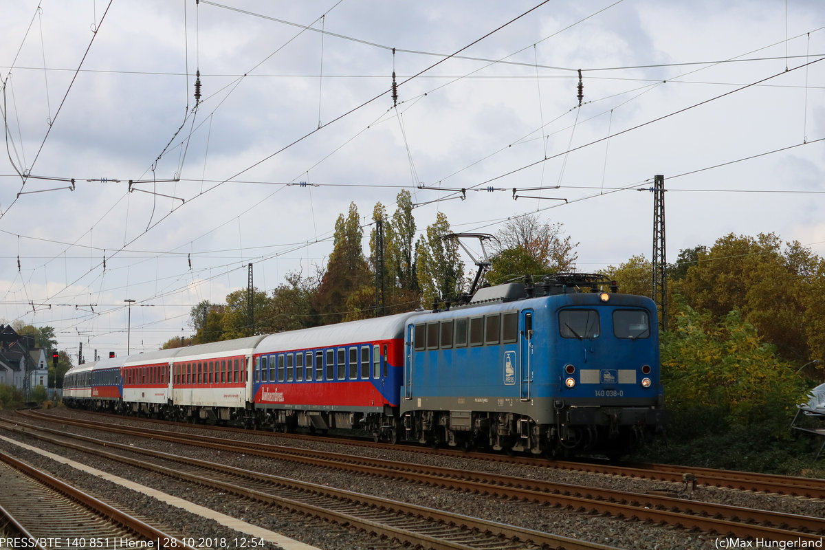 Am 28.10.2018 konnte 140 851 (140 038) der PRESS mit einem Flixtrain in Herne fotografiert werden.