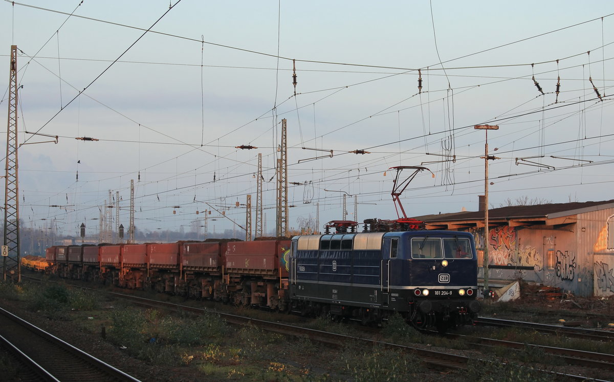 Am 28.11. zog SEL 181 204`Rügen´ einen Altschotterzug nach Stolberg (Rheinl) Gbf durch Krefeld-Linn. 
