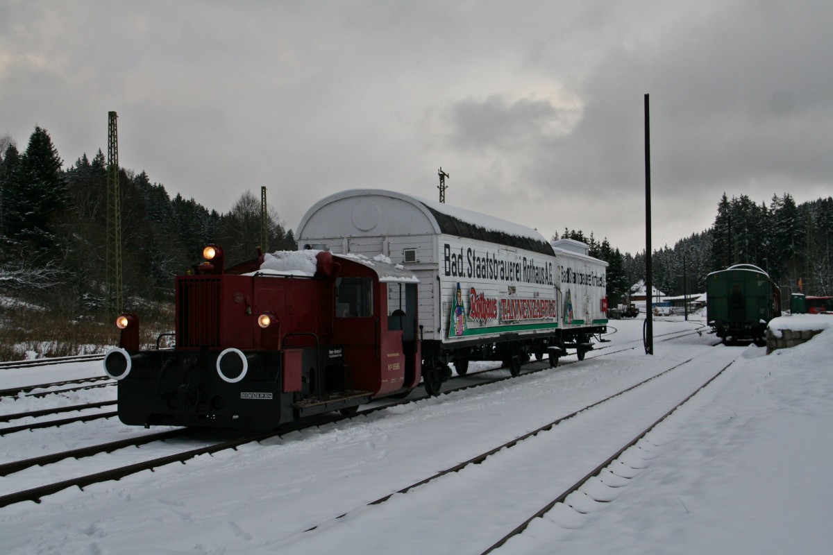 Am 28.11.15 ging es im Hochschwarwald rund:
Bei der IG 3-Seenbahn e.V. in Seebrugg wurden die verschiedenen Wagen für den Winterdampf umrangiert und verschoben.
Darunter waren auch die beiden Rothauswagen. Der kleinere von beiden mit der derzeitigen Betriebsnummer 546 062 (mit Bremserhäuschen) wird im kommenden halben Jahr aufgearbeitet und wurde dazu auf ein noch nicht saniertes Arbeitsgleis rangiert.
Zu sehen ist hier genau dieses Mannöver zusammen mit der Köf 6586 und dem großen Rothauswagen 820 530-2 auf Gleis 7.