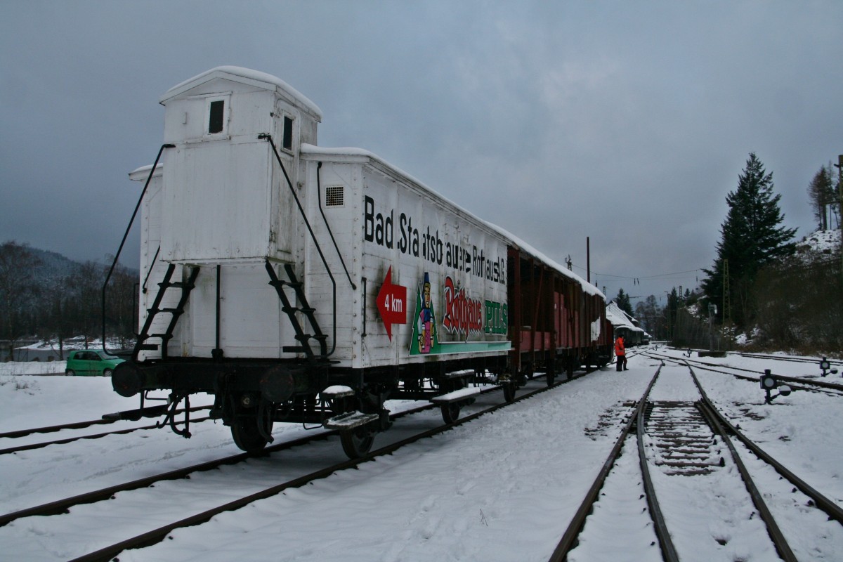 Am 28.11.15 ging es im Hochschwarwald rund: Bei der IG 3-Seenbahn e.V. in Seebrugg wurden die verschiedenen Wagen für den Winterdampf umrangiert und verschoben. Darunter waren auch die beiden Rothauswagen. Der kleinere von beiden mit der derzeitigen Betriebsnummer 546 062 (mit Bremserhäuschen) wird im kommenden halben Jahr aufgearbeitet und wurde dazu auf ein noch nicht saniertes Arbeitsgleis rangiert. Zu sehen ist hier genau dieses Mannöver zusammen mit der Köf 6586 und dem großen Rothauswagen 820 530-2 auf Gleis 7.