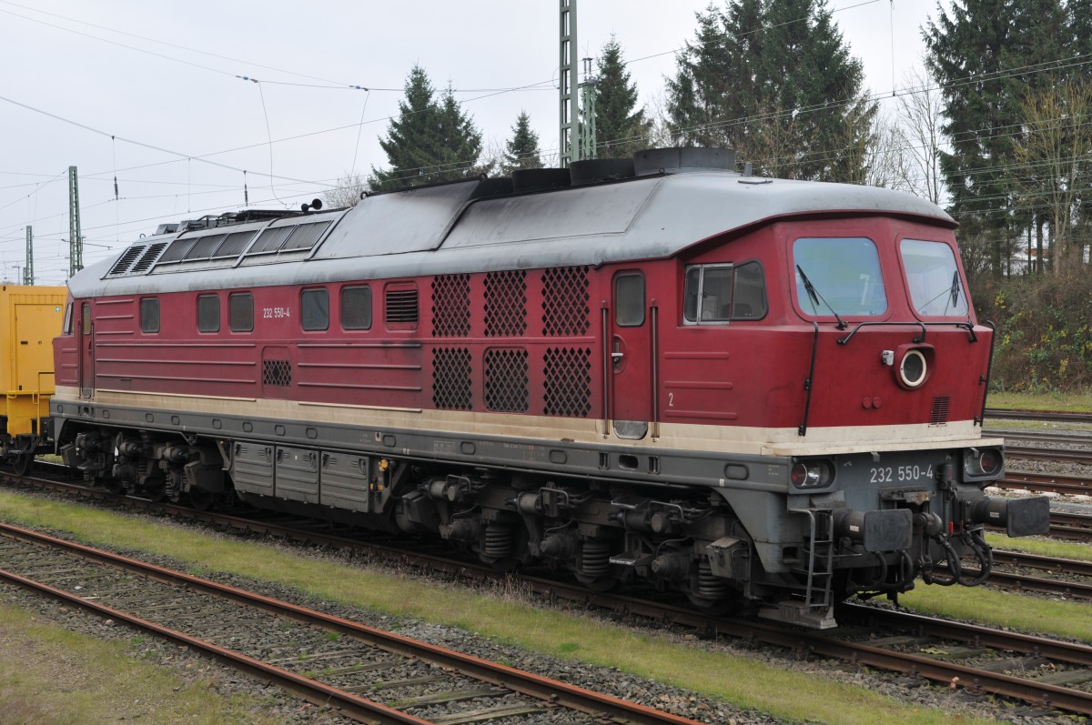 Am 28.11.2014 steht, am alten Güterbahnhof in Stade, 232 550 mit ihrem Bauzug am Haken und wartet auf ihren Einsatz. Dieser Zug wurde am 27.11.2014 von Andreas Meier, auf der Fahrt hier nach Stade, in Niederndodeleben (östlich von Braunschweig) auch photografiert.