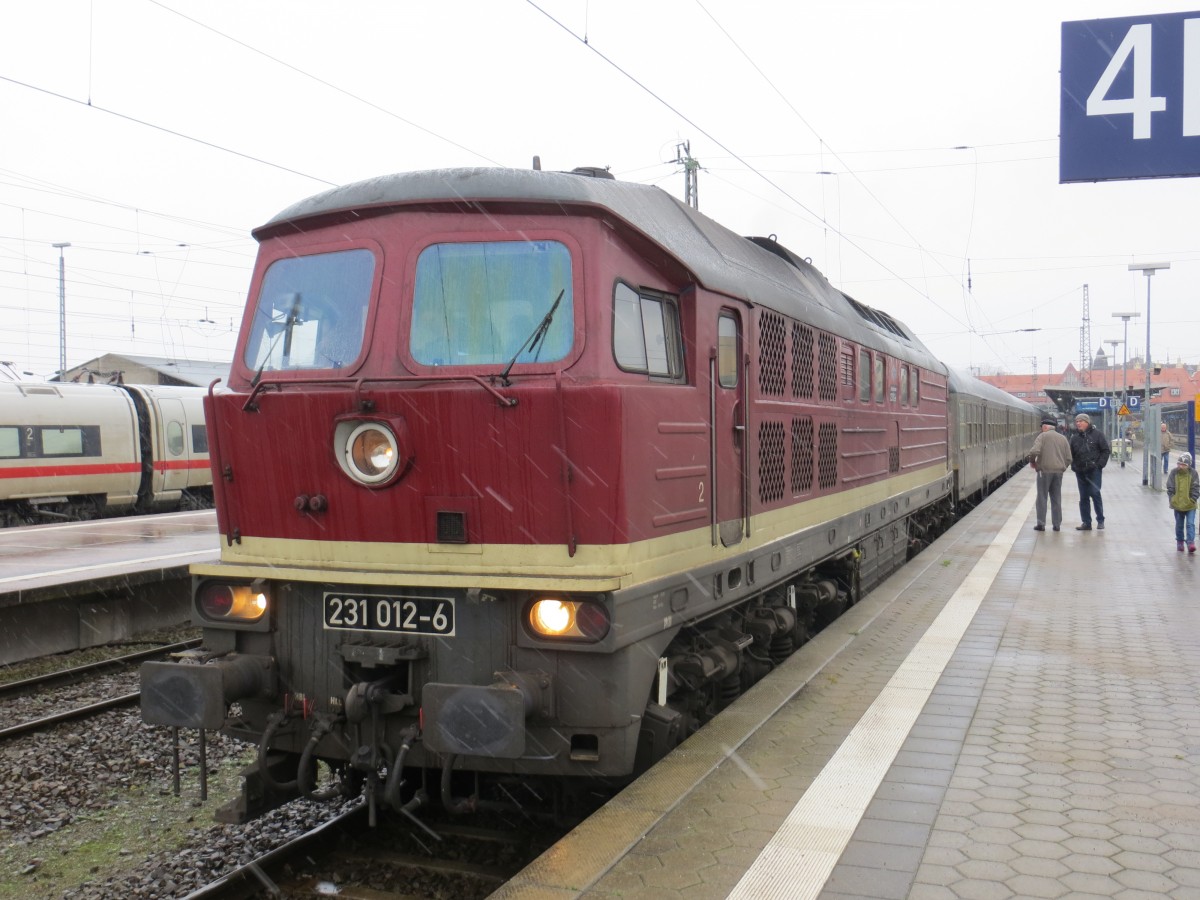 Am 28.11.2015 kam die 03 2155 der WFL mit einem Sonderzug von Berlin-Spandau nach Stralsund. Anlässlich der Wiedervereinigung Deutschlands fand die Sonderfahrt statt. Mit dabei war die 231 012 der WFL GmbH, die am Schluss mitlief. Hier steht sie in Stralsund am Gleis 4 zum abräumen in die Abstellung bereit. 