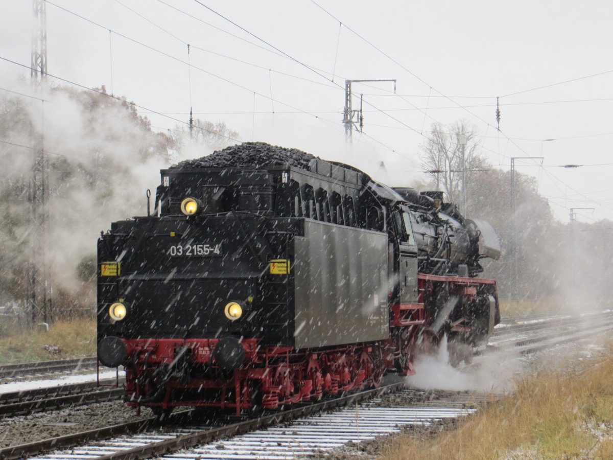 Am 28.11.2015 kam die 03 2155 der WFL mit einem Sonderzug, anlässlich der Wiedervereinigung Deutschlands, von Berlin-Spandau nach Stralsund. Hier befindet sich die Lok auf Drehfahrt im Bahnhof Miltzow. Um auf der Rücktour wieder mit Lok, statt Tender voran, fahren zu können, bot sich dieses Spektakel. Von Stralsund Hbf ging es nach Stralsund-Rügendamm und von da aus nach Miltzow. In Miltzow wartete die Maschine die Kreuzung mit dem RE 18313 ab, bevor es auf dem Gegengleis zurück nach Stralsund ging. Nun hatte man genügend Zeit diese wunderbare Dampflok von der Ladestraße in Miltzow auf der Speicherkarte zu verewigen. 