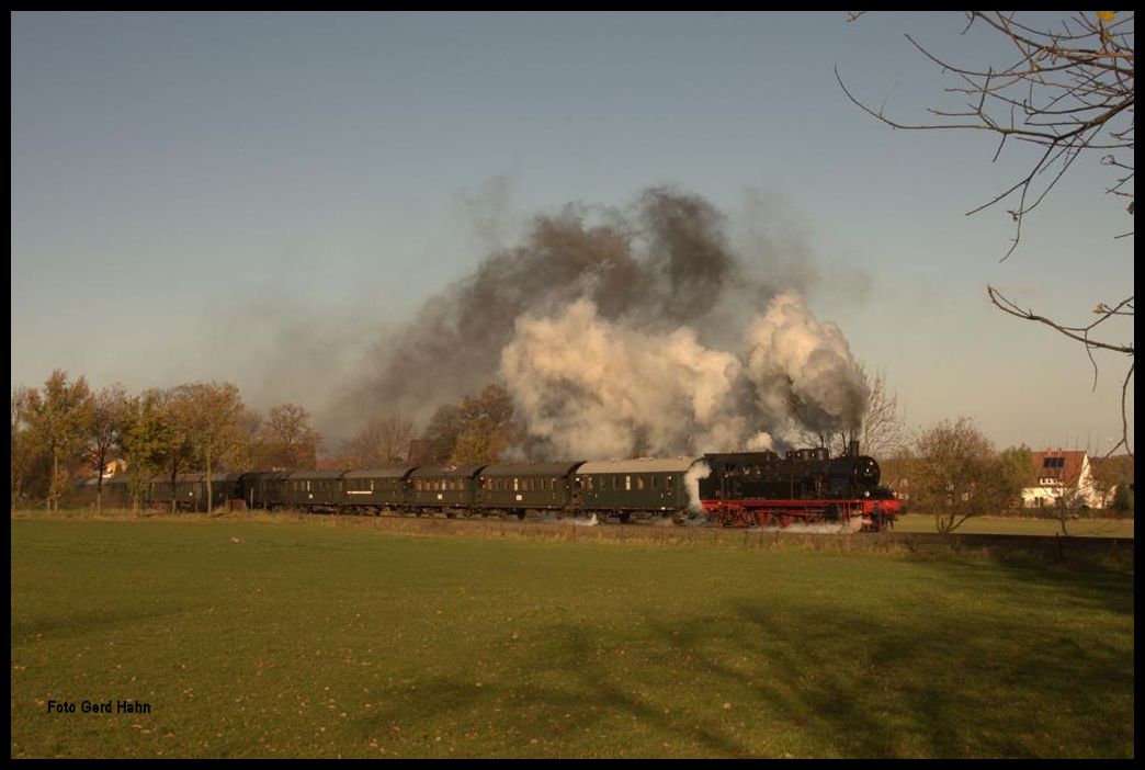 Am 28.11.2015 roch es in Hasbergen wieder mal mächtig nach Kohle! - 78468 dampfte mit einem Sonderzug zunächst leer nach Georgsmarienhütte. Dort wurde umgesetzt und dann fuhr der Zug von Holzhausen - Patkenhof über Hasbergen und Lengerich zum Weihnachtsmarkt nach Münster. Schleudernd und mächtig Dampf machend kam der schwere Zug bei der Anreise hier durch den Ortsteil Hasbergen - Ohrbeck über die Hüttenbahn gefahren.