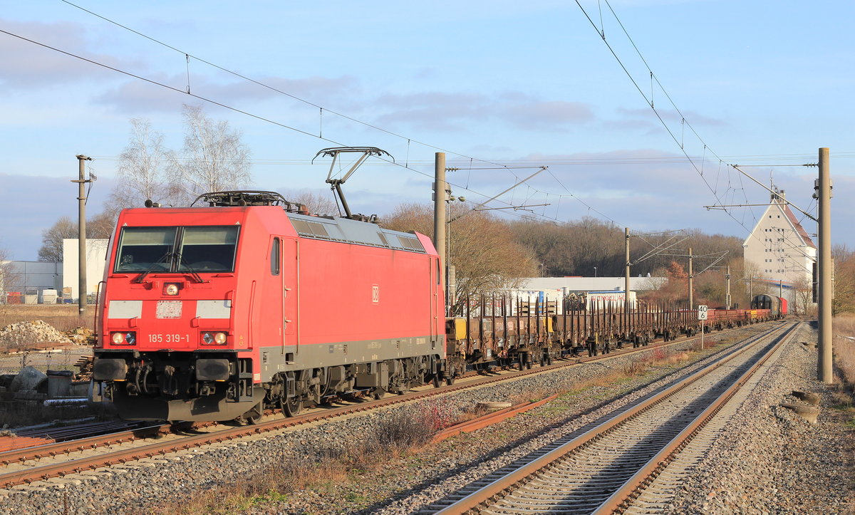 Am 28.11.2019 fährt 185 319 mit gemischtem Güterzug den Haltepunkt Eckartshausen-Ilshofen. Das Foto entstand legal und frei von jeglichen Gefahren für Fotograf und Bahnbetrieb vom Bahnsteig aus. 
