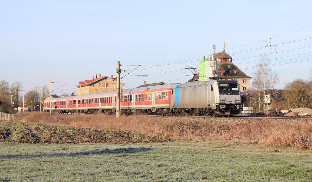 Am 28.11.2019 verlässt 185 689 mit RE Nürnberg-Stuttgart den Haltepunkt Eckartshausen-Ilshofen. 