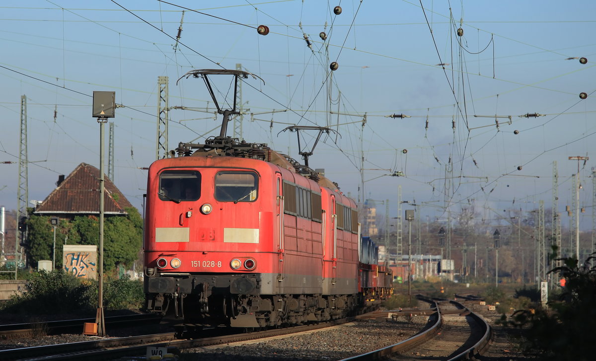 Am 28.11.2020 zogen überrraschenderweise zwei Loks der Baureihe 151 den Andernacher, am besagten Tag waren es 151 028 und 151 048 mit dem Zug nach Andernach in Krefeld-Linn. 