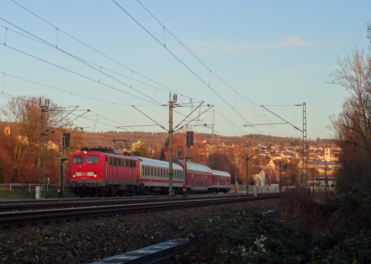 Am 28.1.14 fuhr die 140 590 mit einem PBZ über die KBS750.
Aufgenommen wurde der Zug bei Esslingen Zell. 