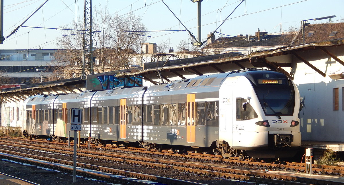 Am 28.12.14 stand der ET 6.03 noch in RRX Beklebung in Düsseldorf Hbf abgestellt. Heute verkehrt er wieder ohne Beklebung da die Eurobahn die Beklebung seit der Ausschreibung des RRX die Abellio und National Express gewonnen haben nicht mehr tragen darf.

Düsseldorf 28.12.2014