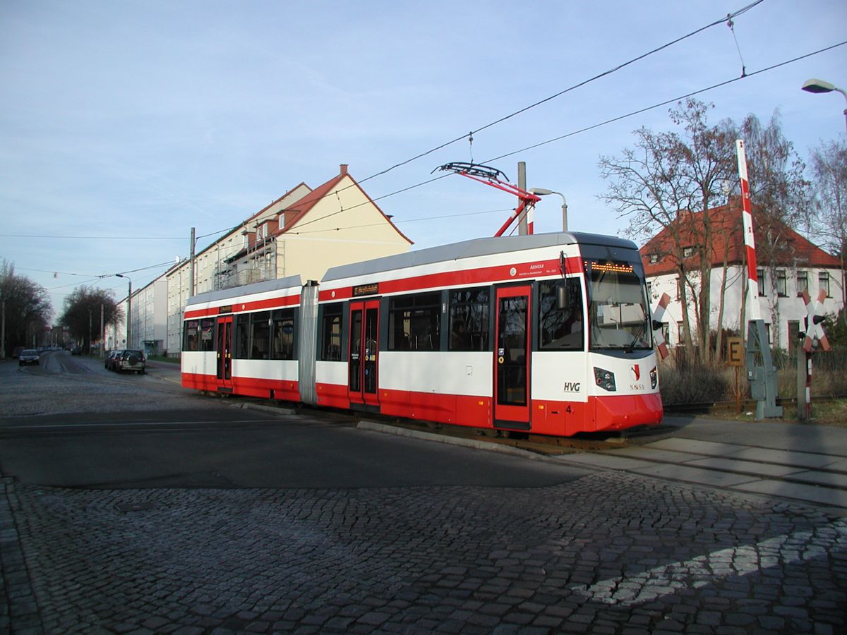 Am 28.12.2007 überquerte NGTW6-H Nr. 4 der Halberstädter Verkehrsgesellschaft als Linie 2 vom Sargstädter Weg zum Hauptbahnhof dern Bahnübergang der Strecke Halberstadt - Blankenburg in der Westerhäuser Straße in Halberstadt. 