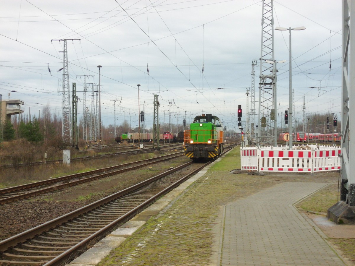Am 28.12.2013 kam 277 101 aus dem Bw Stendal vom Tanken und fuhr zu ihrer Schwesterlok (hinten links im Bild 277 102)in die Abstellung. 