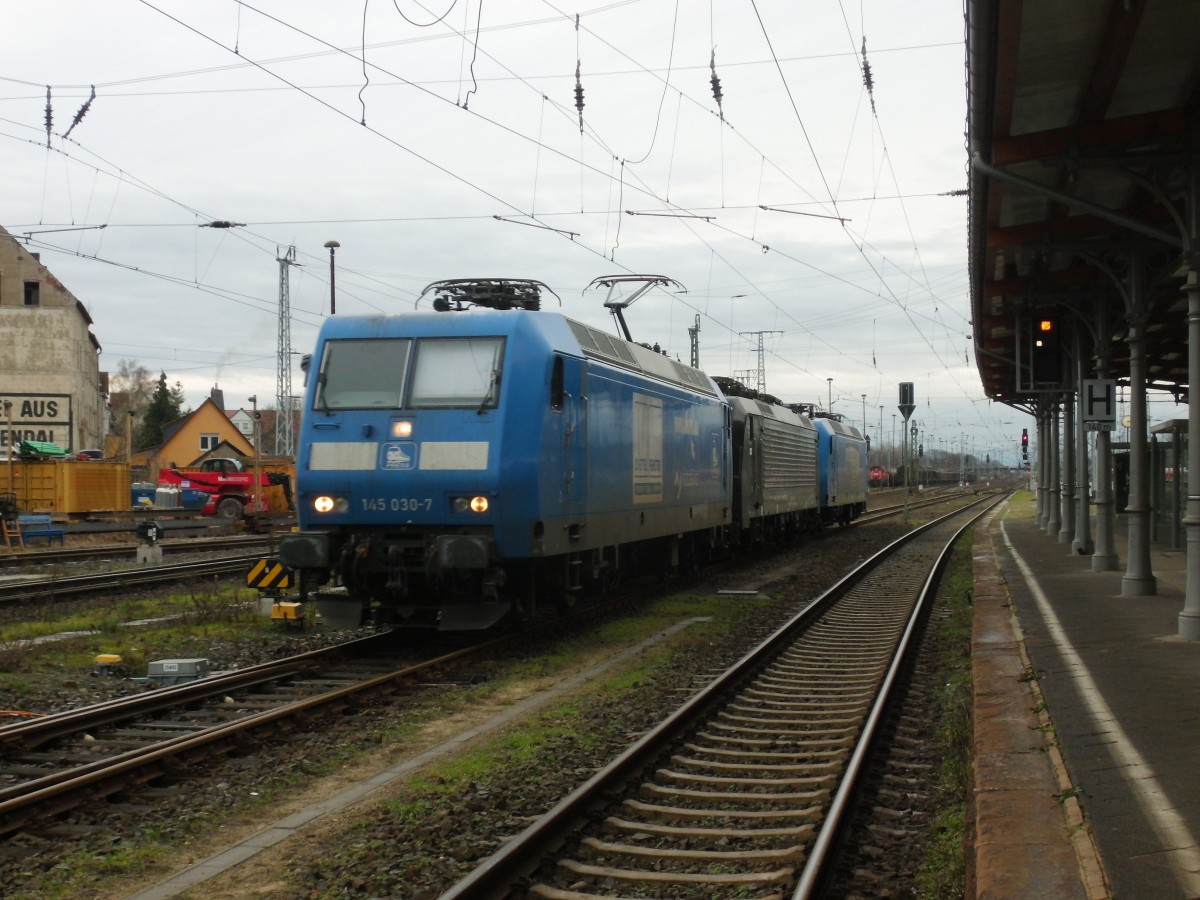 Am 28.12.2013 rangierte 145 030 mit 189 110 und 145 023 in die Abstellung.Zuvor wurde die 140 037 aus diesem Lokzug ausgesetzt.
