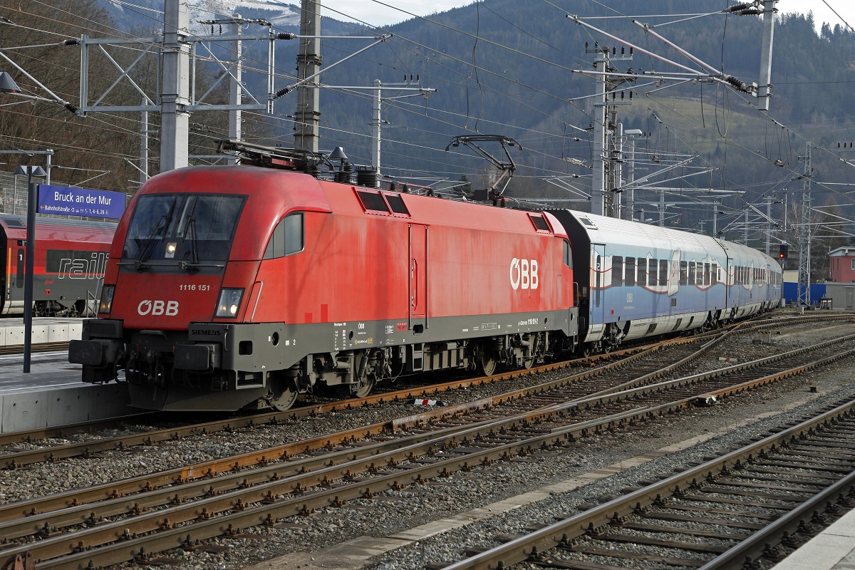 Am 28.12.2013 war ausnahmsweise die 1116 151 mit der Railjetgarnitur  Ski-Austria  unterwegs. Hier zu sehen als RJ656 im Bruck/Mur.
